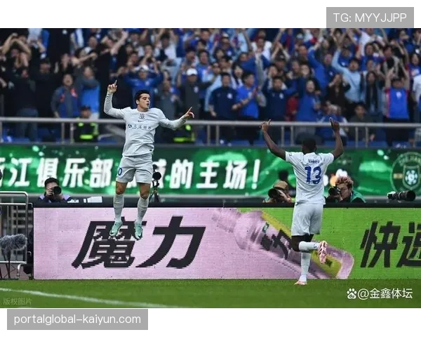 杨皓宇假摔染红离场 申花替补浪费绝佳得分机会 杨皓宇假摔染红离场 申花替补浪费绝佳得分机会